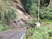 轟！嘉義山區巨大落石不斷　公田明隧道附近又傳坍方阻道