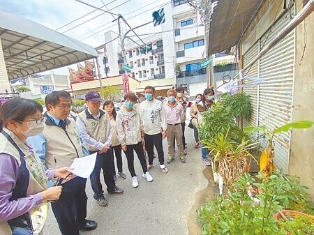 台南本土登革熱累計8例，疾管署署長莊人祥（左三）16日下午由市長黃偉哲（左二）陪同視察仁德區登革熱防治情形。（曹婷婷攝）