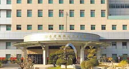 高雄市民進黨議員黃明太疑涉入炒股案,橋頭地檢署檢方指揮調查人員15日到他住家及公司等7處搜索。(林雅惠攝)