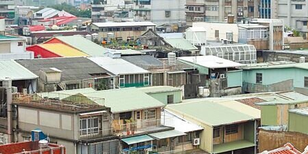 室內空間大,總價相對親民,讓老公寓在雙北房巿中特別吃香。(本報資料照片)