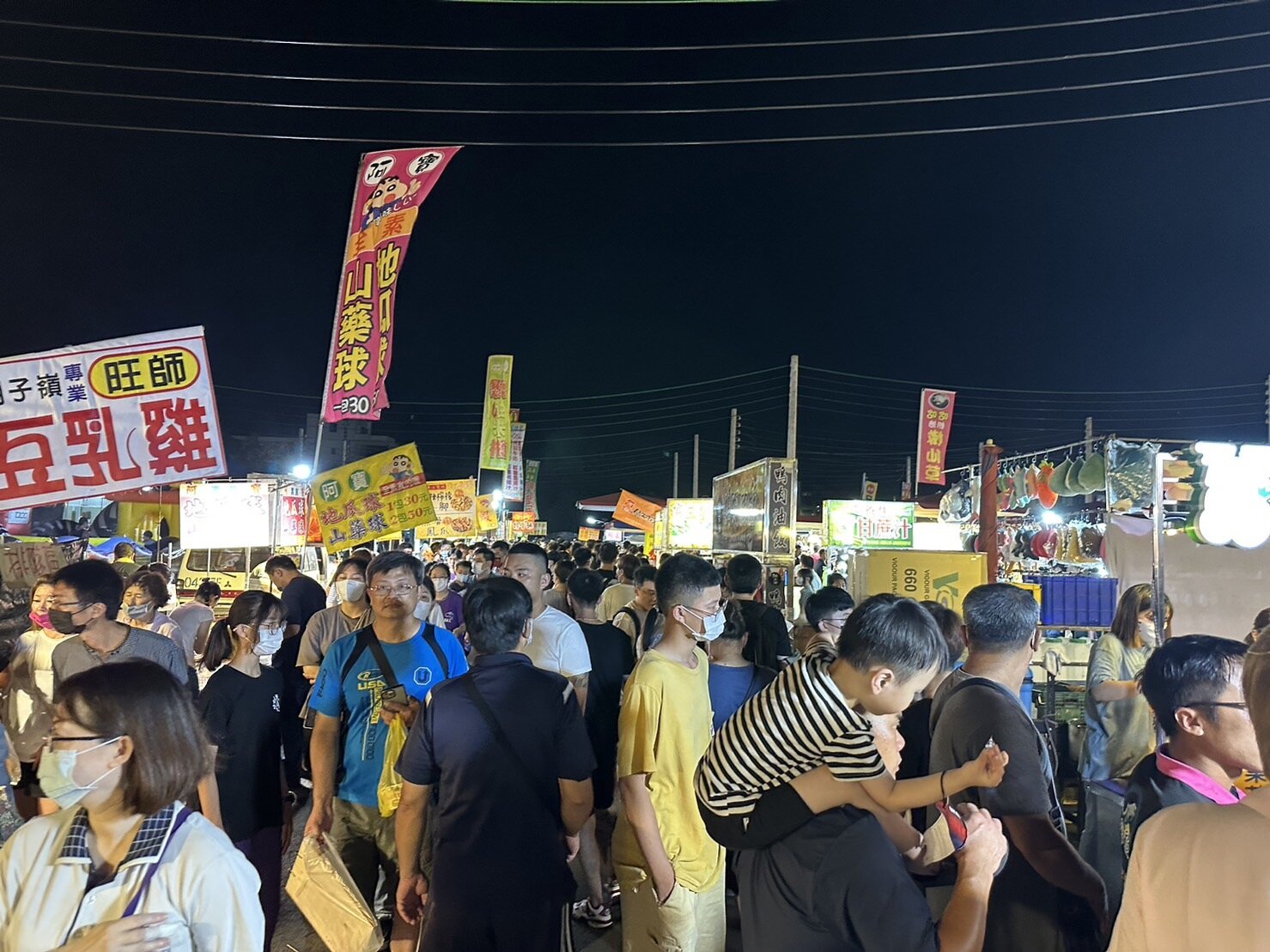 嘉市新開幕規模最大的湖美夜市,不甩嘉市府勒令停業,昨晚營業仍湧現人潮。記者魯永明/攝影