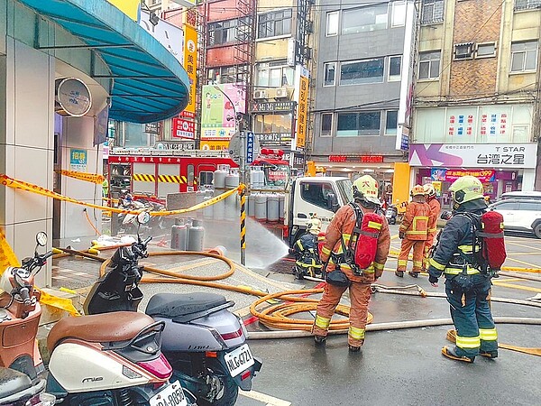 新北市板橋區中正路16日下午發生氣爆意外,消防人員到場灑水降溫,預防災情擴大。(新北市消防局提供/王揚傑新北傳真)