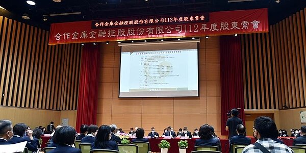 雷仲達16日下午接任兆豐金董事長，上午則是最後一次主持合庫金控股東會。圖／顏謙隆