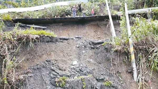 南投仁愛鄉力行產業道路瑞岩部落路段坍方,約50公尺路基被淘空,相當危險。圖/讀者提供