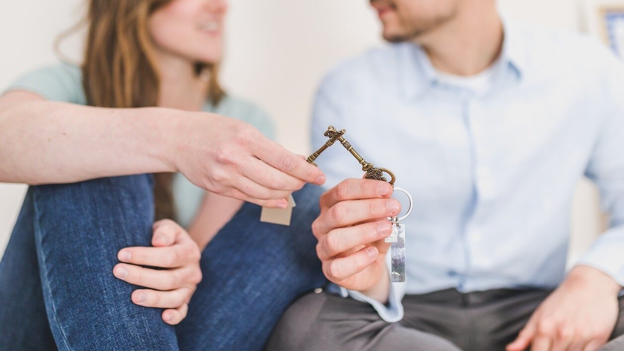 ▼原PO稱朋友是高考公務員,有論及婚嫁的女友,女方要求「婚後住在台北蛋黃當家庭主婦」,讓他好奇朋友該存多少自備款才買得起?(示意圖/取自<a href="https://www.pexels.com/zh-tw/photo/8293737/"><span style="color:#000000;">Pexels</span></a>)