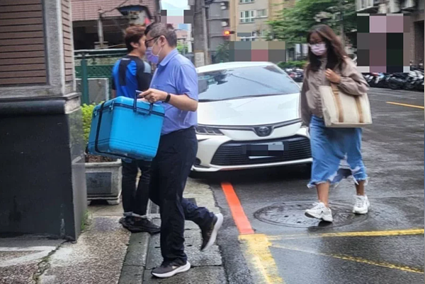 新北市幼兒園餵藥案從板橋延燒到汐止,今上午9點專責土城醫院已派人到園,替幼童進行採檢。記者游明煌/攝影