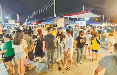 嘉義市湖美夜市不甩嘉義市政府勒令停業通知,16日周五晚上營業仍人潮暴滿。(廖素慧攝)
