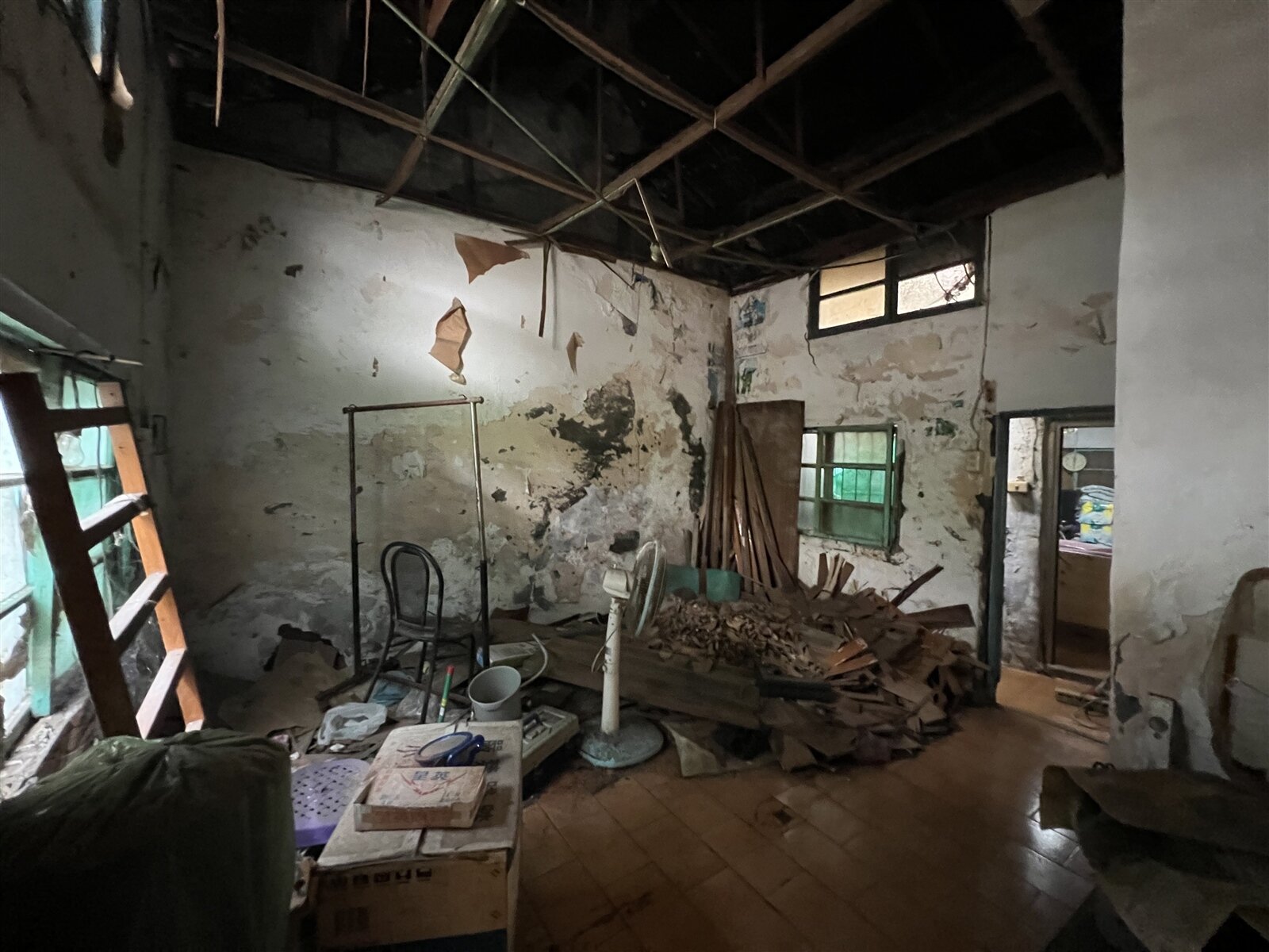 阿發伯臥房後側的房間,簡直像雜物堆,生活環境奇差。記者王昭月/攝影