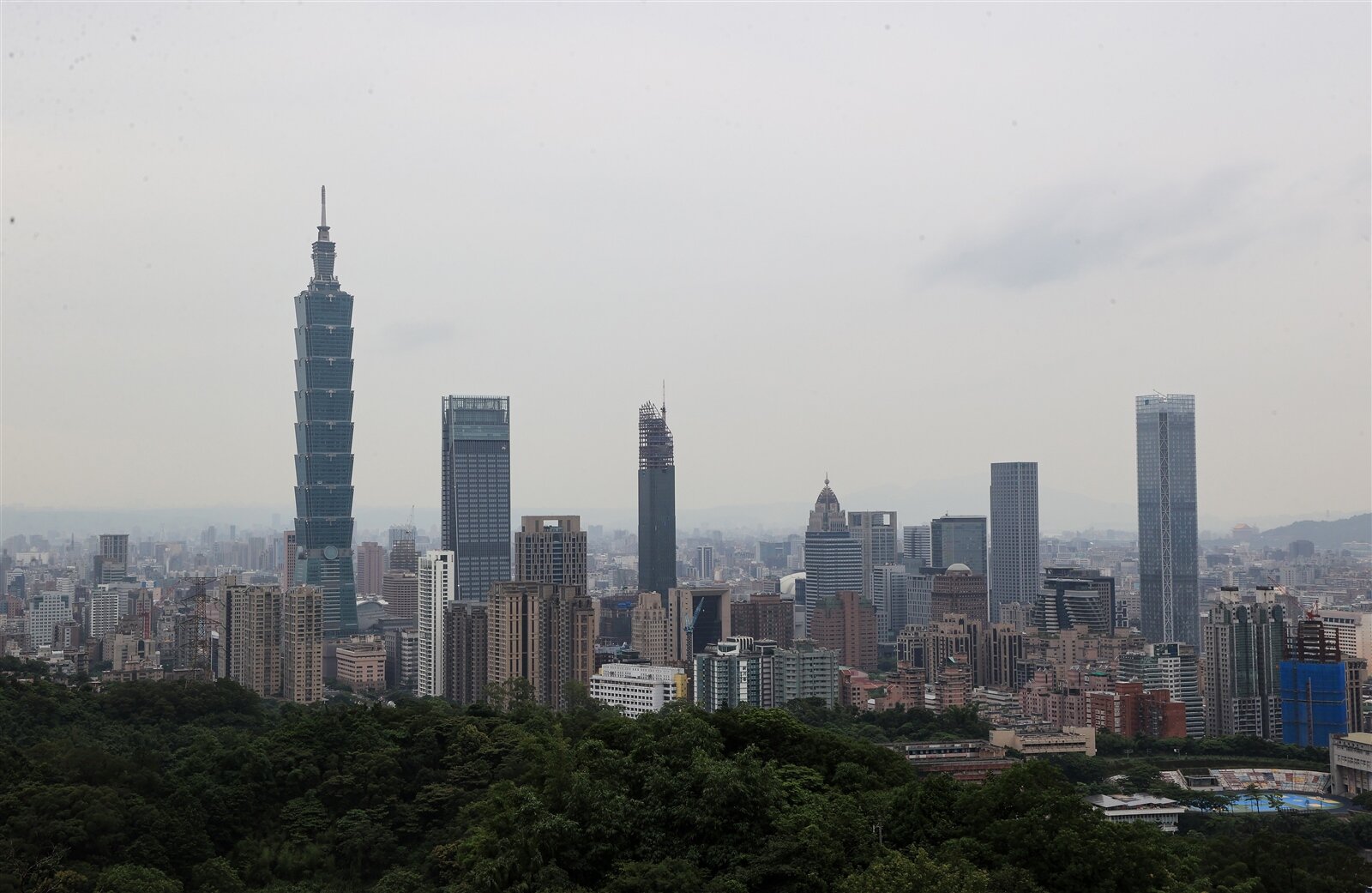 央行對豪宅（高價住宅）貸款祭出「緊箍咒」，要求金融機構留意：借款人進行增貸或轉貸，要簽切結書，保證資金並非用在購買受央行限制的不動產。記者余承翰／攝影 