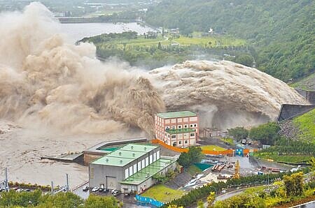 台電持續展開新建抽蓄水力計畫,包括石門水庫的抽蓄水力發電計畫,年發電量約53.7百萬度。圖為石門水庫洩洪。(本報資料照片)