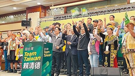 民進黨總統參選人賴清德(前排中)提出「均衡台灣」治理願景,彌平城鄉差距,促進台東青年返鄉。(蕭嘉蕙攝)