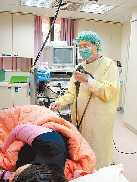 大腸癌篩檢陽性追蹤率連續4年吊車尾,110年僅70.7%接受大腸鏡檢查。(本報資料照片)