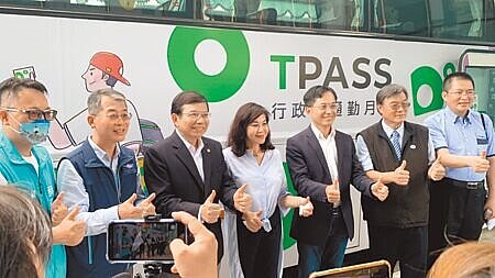 交通部長王國材(左三)至基隆台鐵車站以及國光客運視察1200元月票的建置情形,由基隆市副市長邱佩琳(中)與交通處長王圳宏(右三)陪同。(徐佑昇攝)