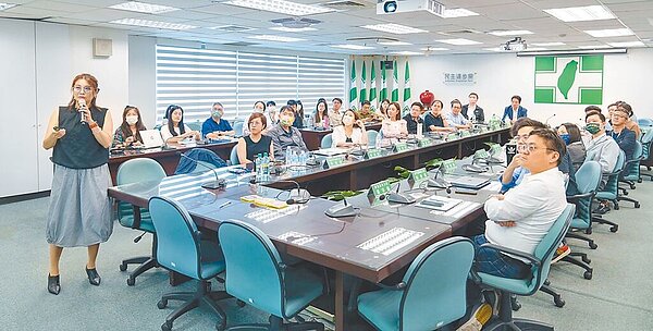 民進黨性騷事件爆發後,黨主席賴清德率一級黨務主管上性平課程 強化性騷擾事件黨務主管處理的知能與機制。立法院臨時會預計7月完成「性平三法」修正。圖/民進黨中央黨部提供