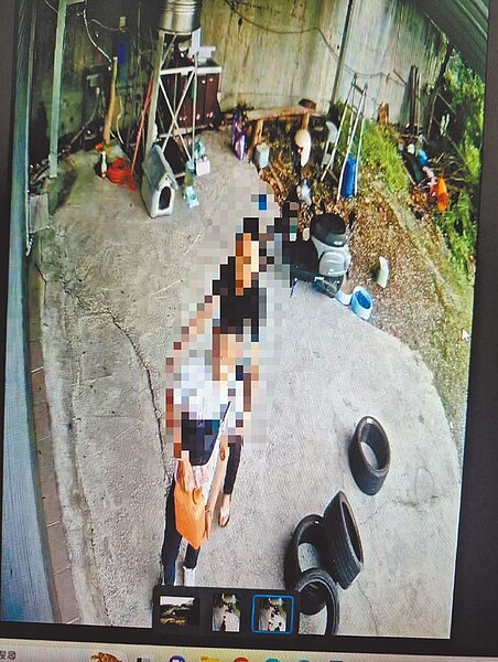 26歲黃姓男子因口角衝突,竟然2度夥同賴姓友人前往林女住家,在其鐵門和空地潑灑汽油後點燃,並拍照PO網。圖/民眾提供