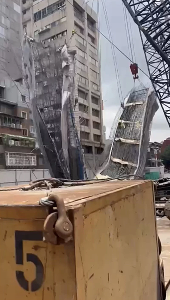 台北火車站附近一處工地昨天施作連續壁鋼筋籠吊掛作業,鋼筋籠不慎掉落,不久後鋼筋籠彎成「U字型」。圖/網友提供