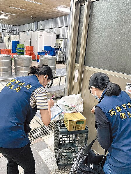 高雄楠梓一家團膳業者遭爆料中央廚房鼠輩橫行,高市衛生局到場稽查後發現多項重大缺失,也在現場看見老鼠竄行及部分鼠跡,將依法命業者暫停作業並限期改善,複查未改善者,將處6萬元以上罰鍰。(高市衛生局提供/楊舒婷高雄傳真)