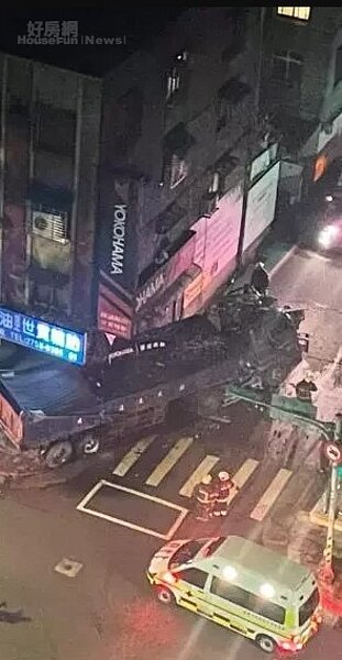 台北市信義區凌晨發生砂石車疑失控衝進民宅,造成民宅騎樓柱子被撞斷、1輛機車受損,幸現場無人傷,不過經北市府勘查建物結構有安全之虞。圖/引用自「信義區三兩事」臉書社群