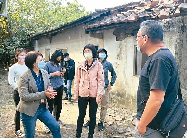 北屯金源吉宅第登錄為歷史建築,迄今已10多年仍未修復,飽受風吹雨淋。圖/議員陳成添提供