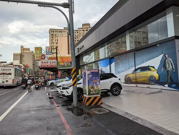 台南捷運進度最快的藍線拚2026年動工，但議員體檢沿路人行道可用慘狀形容。圖／市議員郭鴻儀提供