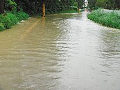 潭美颱風撲台　龜山民宅淹到小腿肚