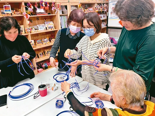 新北市社會局建議，若要減少老人家暴案件，可以鼓勵長輩多到公共托老中心、長照中心、社區關懷據點等服務資源，增加社交、拓展人脈，也降低家人的照顧負荷。圖／新北市社會局提供ㄖ