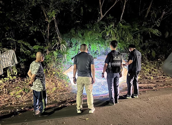 北市警察局日前逮捕在文山區富德公墓山坡地涉嫌傾倒廢棄物的李姓、王姓男子。記者廖炳棋／翻攝