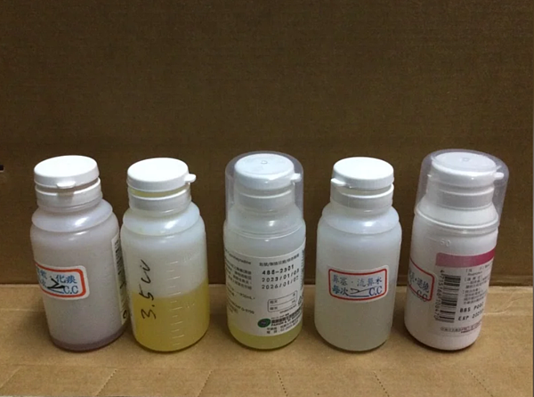 台北家長陳小姐平時幫小朋友準備的常備藥水由醫師開立,這些藥水都是七彩顏色。圖/民眾陳小姐提供