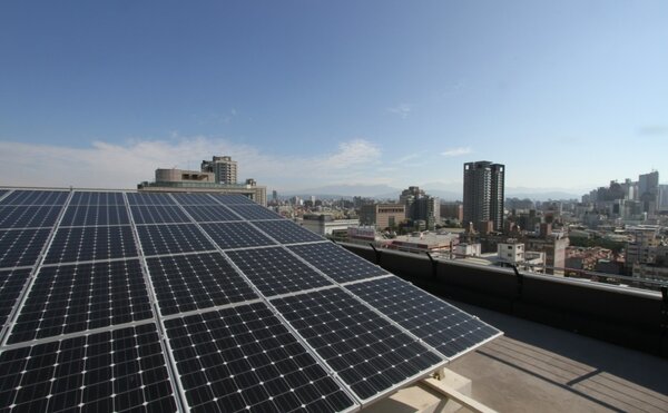 政府鼓勵再生能源的使用，每年提供太陽能系統的補助津貼。圖／台中市政府經發局提供