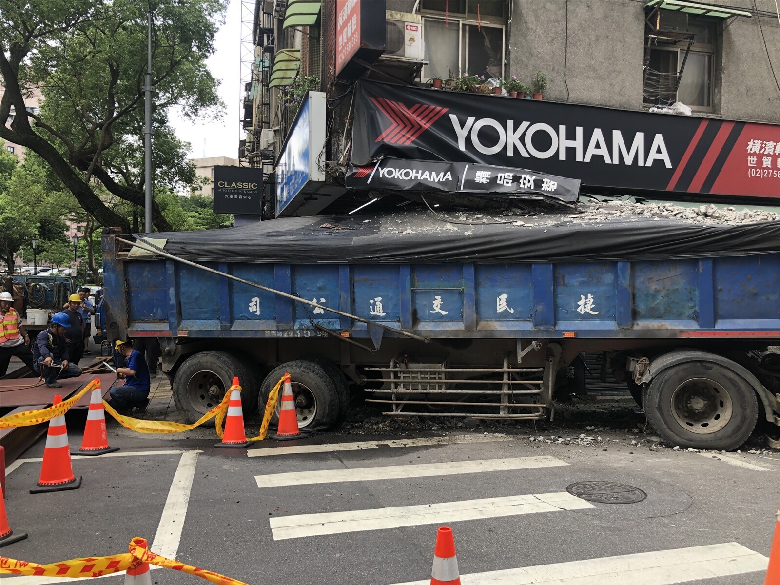 一輛砂石車深夜失控衝進信義區松德路民宅，造成民宅結構柱被撞斷。記者洪子凱／攝影 