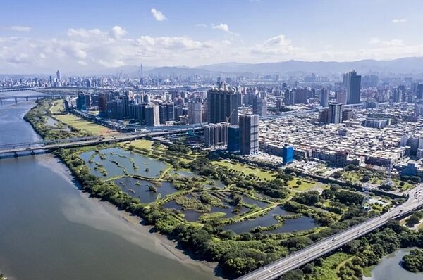 新北市板橋江翠北重劃區緊鄰環河快速道路,晚間經常有飆車族橫行,噪音問題嚴重。圖/立信機構提供