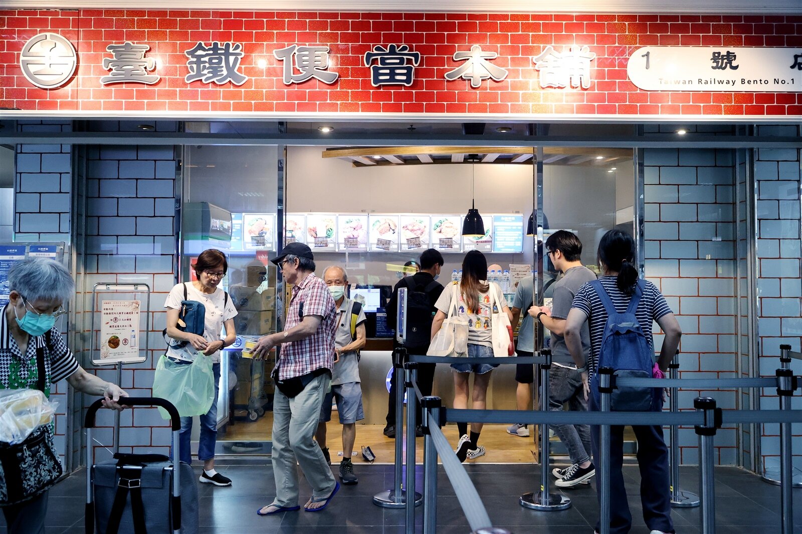 不少消費者排隊購買的台鐵六十元便當,幾乎是賣一個賠一個。記者曾原信/攝影