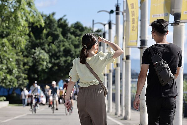 迎夏至,天氣愈來愈熱,明天至周三各地多雲到晴,期間易出現極端高溫。示意圖。圖/本報資料照片