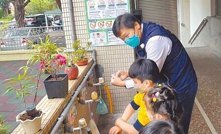 近日社區病毒肆虐,台中市衛生局也也呼籲,口罩戴回來、勤洗手以及注意保持社交距離。(本報資料照片∕馮惠宜台中傳真)