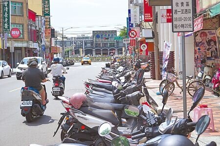 
彰化市機車位一位難求，特別是車站前中正路、光復路及三民路，不少騎士會將機車違停在騎樓或巷弄裡，停車亂象嚴重。（吳建輝攝）
