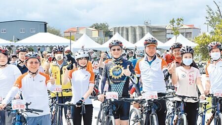 
雲嘉南濱海國家風景區管理處18日舉辦「極西．集希」自行車慢遊活動，吸引300名車友參加。（張毓翎攝）
