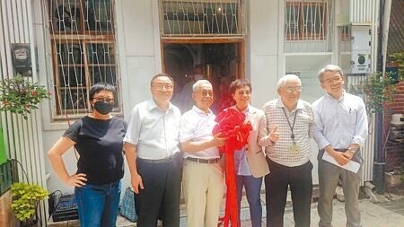 
台南市辛家起家厝在大哥辛久雄（左三）決定下，重建打造成肉粽故事館，陳述父母打拚創業的故事，每周六、日開放參觀。（程炳璋攝）
