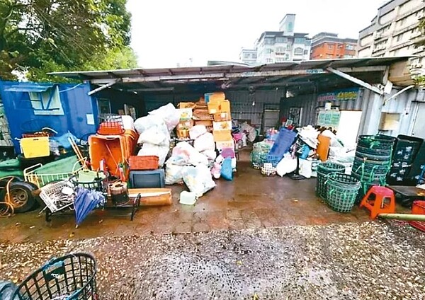 環保署2017年推動資收大軍,2年前卻規畫將補助轉型為「循環經濟資收關懷」,讓無中低收入等弱勢資格的「社福邊緣戶」生計受衝擊。圖/聯合資料照片