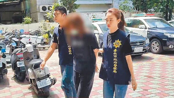 台南發生18樓豪宅被入室強盜案,警方查出竟是被害人閨蜜,夥同自己男友設局自導自演,先逮捕許姓男子,18日再逮捕幕後策畫的鍾姓女子(中)到案。圖/讀者提供