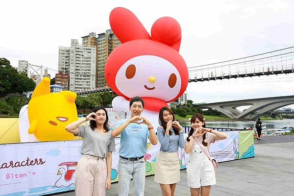 天真無邪的「美樂蒂」及懶懶隨興的「蛋黃哥」，拿著畫板或躺在畫筆的超萌模樣，引爆可愛魅力。（圖／新北市觀旅局）