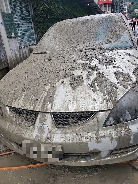 北投一建案工地大樓因灌漿意外爆模，當場噴出泥漿雨，毀損車輛。聯合報記者蕭雅娟／翻攝