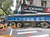 砂石車撞進民宅5戶16人驚夢　技師將進場勘查結構