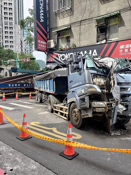 台北市信義區松德路一處民宅18日凌晨遭到35噸砂石車猛烈衝撞騎樓，導致民宅柱子斷了。圖／取自《許淑華Hsu Shu-Hua》臉書