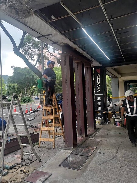 目前騎樓下已架設6支鋼架並灌漿補強支撐,人行道及馬路也恢復通行。圖/取自《許淑華Hsu Shu-Hua》臉書