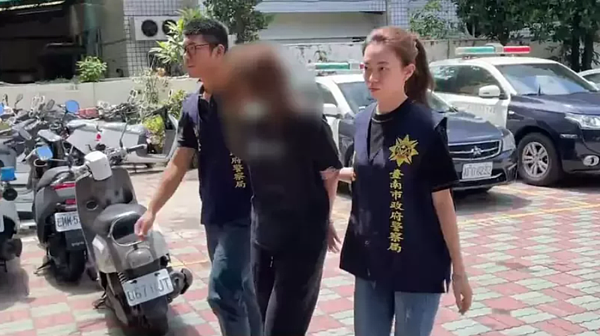 鍾姓女子(中)涉嫌台南女主播強盜案,被警方提提到案法辦。記者黃宣翰/翻攝