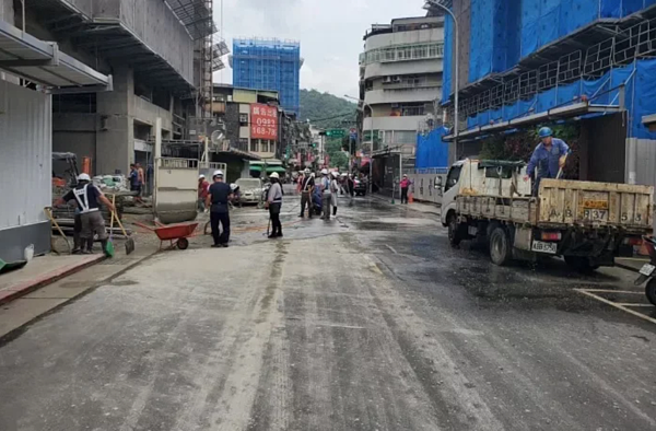 北投一工地前天發生工安意外，一名路過民眾、3輛轎車遭波及，建管處針對承、監造人各裁處9萬元處分。圖／翻攝畫面