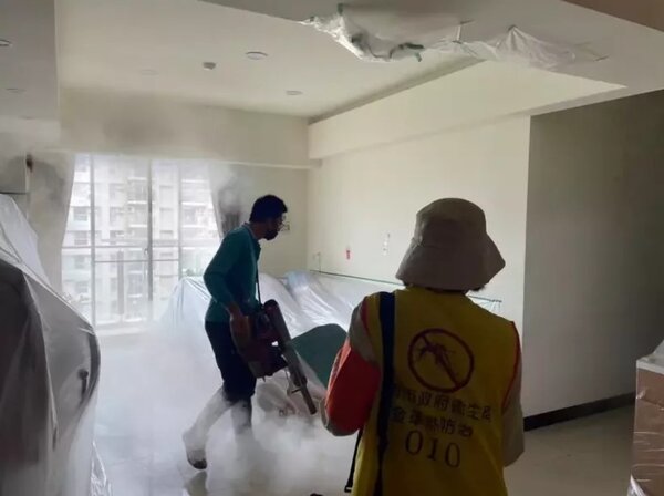 台南市昨天又有新增的登革熱病例，防治人員連假日都出動到家戶做化學噴藥防治。圖／衛生局提供
