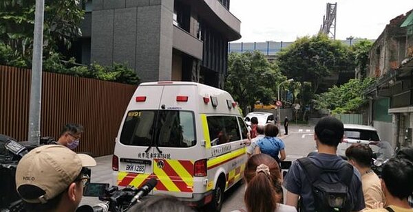 黃子佼情緒不穩從住處「台北一號院」送往醫院意識不清。圖/翻攝畫面