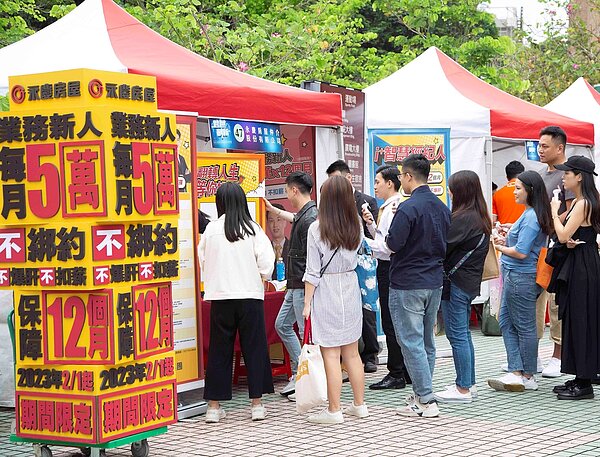 首屆「九年級生」加入職場,看準永慶房屋5萬X12個月收入保障,還有「先到職再當兵」、「先面試退伍後再報到」等彈性制度。圖/永慶房產集團提供