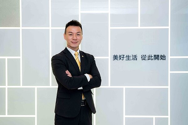 永慶房屋人資部協理塗振宏表示,永慶房屋提供業務新人前12個月每月5萬收入保障,且無需工作經驗,即使是社會新鮮人,只要錄取報到就能領取。圖/永慶房產集團提供